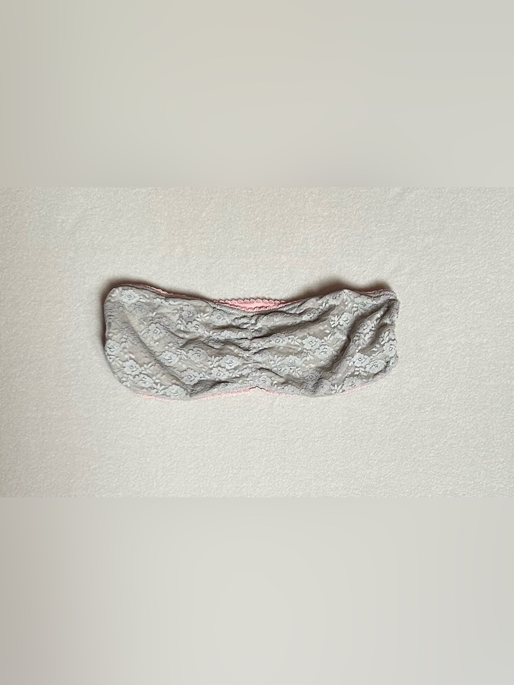 💜 BCBGeneration Lace Bandeau Bralette in Light Gray with Pink Accent